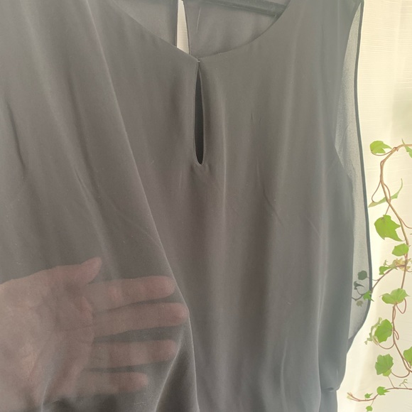 LBD… beautiful sleeveless dress with large flat sequins at hem - Picture 2 of 4